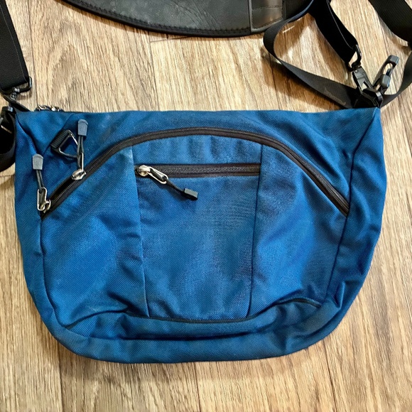 Tom Bihn Parental/Diaper Bag - Picture 1 of 4